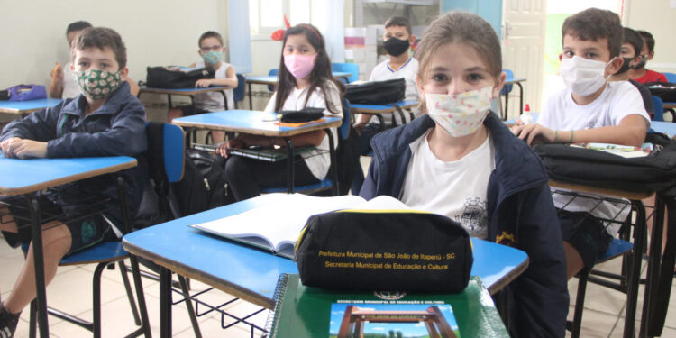 Materiais escolares são entregues no primeiro dia de aula na rede municipal de São João do Itaperiú