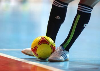 Homem e adolescente brigam durante partida de futsal em Schroeder