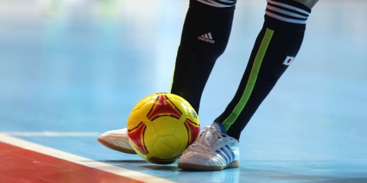 Homem e adolescente brigam durante partida de futsal em Schroeder