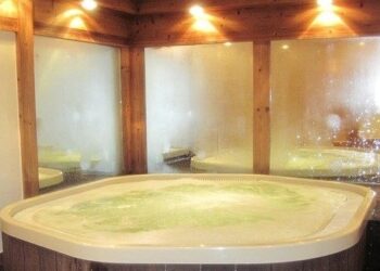 Mulher diz ter engravidado sozinha em banheira de hidromassagem de hotel de luxo