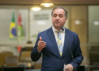 Deputado estadual ironiza decisão que considera gênero do registro civil para aposentadoria