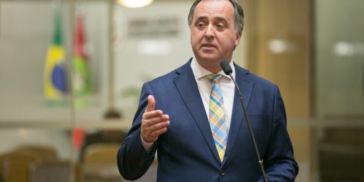 Deputado estadual ironiza decisão que considera gênero do registro civil para aposentadoria