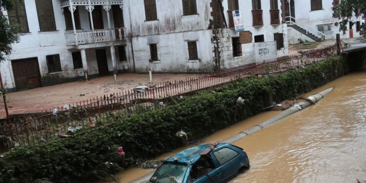 [Vídeo] Petrópolis-RJ tem 38 óbitos e expectativa de mais chuva ao longo do dia