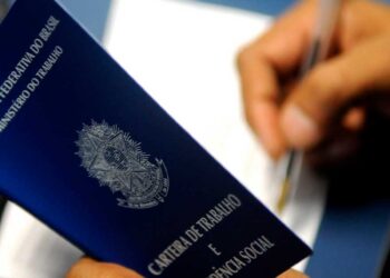 Número de pedidos de seguro-desemprego em 2021 é o menor em 15 anos