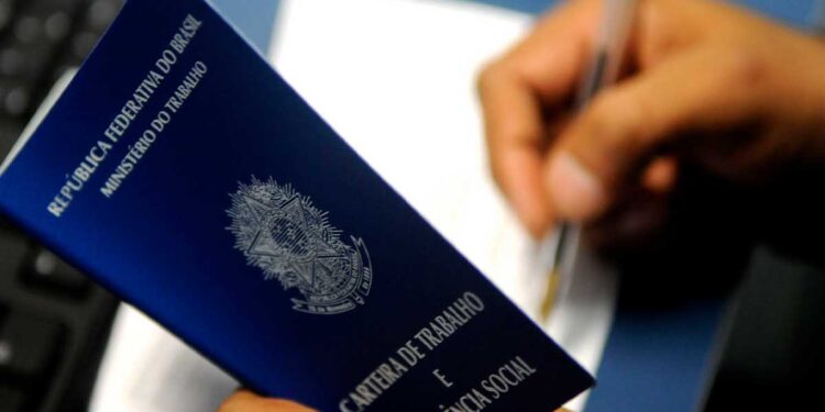 Número de pedidos de seguro-desemprego em 2021 é o menor em 15 anos