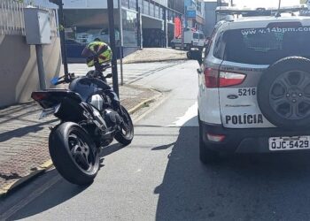 Motociclista tenta fugir da PM, mas é detido em Jaraguá do Sul