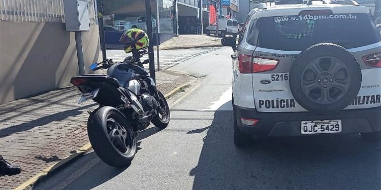 Motociclista tenta fugir da PM, mas é detido em Jaraguá do Sul
