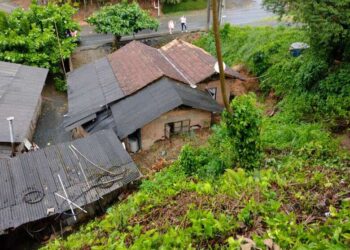 Casa é atingida por deslizamento de terra em Massaranduba