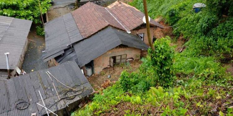 Casa é atingida por deslizamento de terra em Massaranduba