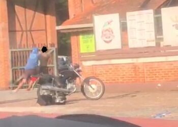 [Vídeo] Dois homens são flagrados brigando em frente ao Parque Municipal de Eventos em Jaraguá do Sul