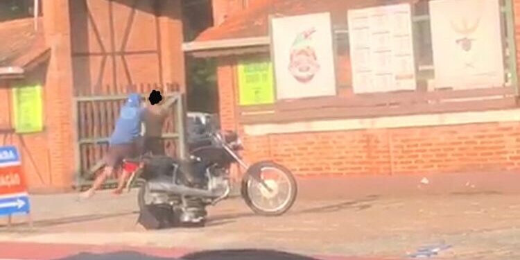 [Vídeo] Dois homens são flagrados brigando em frente ao Parque Municipal de Eventos em Jaraguá do Sul