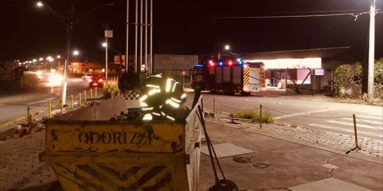 Princípio de incêndio é registrado em posto de combustíveis em Schroeder