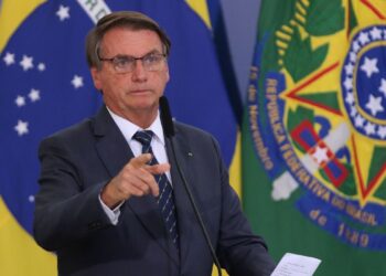 Bolsonaro diz que Brasil pode rebaixar pandemia de covid-19 para endemia