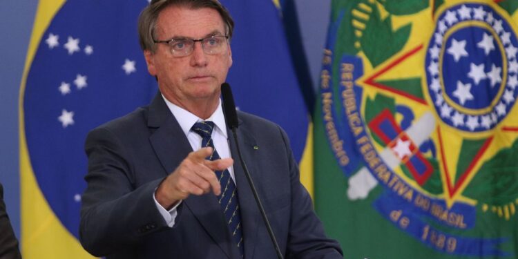 Bolsonaro diz que Brasil pode rebaixar pandemia de covid-19 para endemia