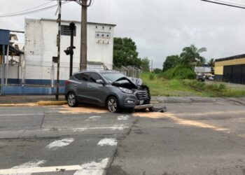 [Vídeo] Carro bate contra trem e uma pessoa fica ferida em Joinville