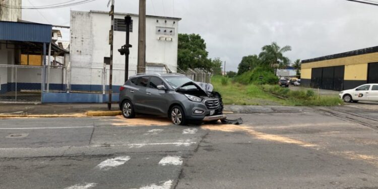 [Vídeo] Carro bate contra trem e uma pessoa fica ferida em Joinville