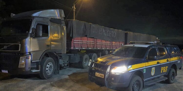 PRF recupera 40 toneladas de soja e caminhão furtado em Guaramirim