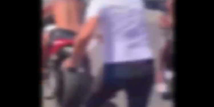 [Vídeo] Prefeito de Penha derruba motociclista após confusão