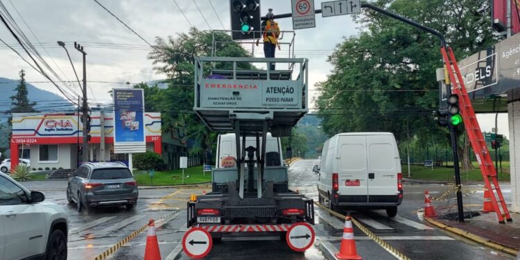 Começa a instalação dos semáforos inteligentes em Jaraguá do Sul