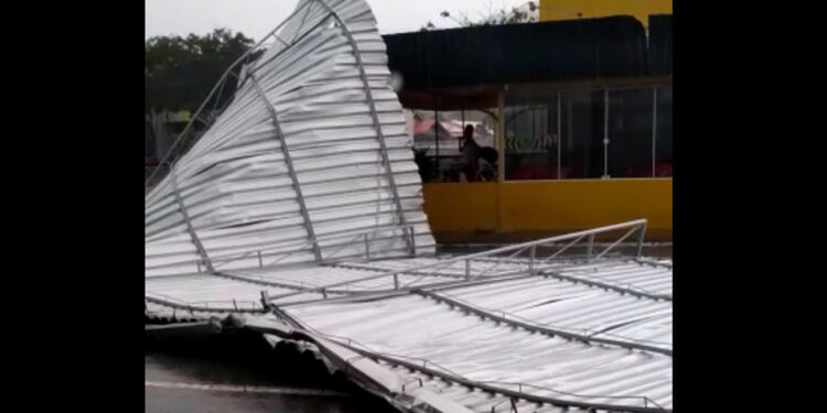 [Vídeo] Telhado de lanchonete cai em via após temporal em Jaraguá do Sul