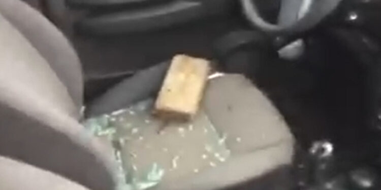 [Vídeo] Homem quebra vidro de veículo com tijolo em Jaraguá do Sul