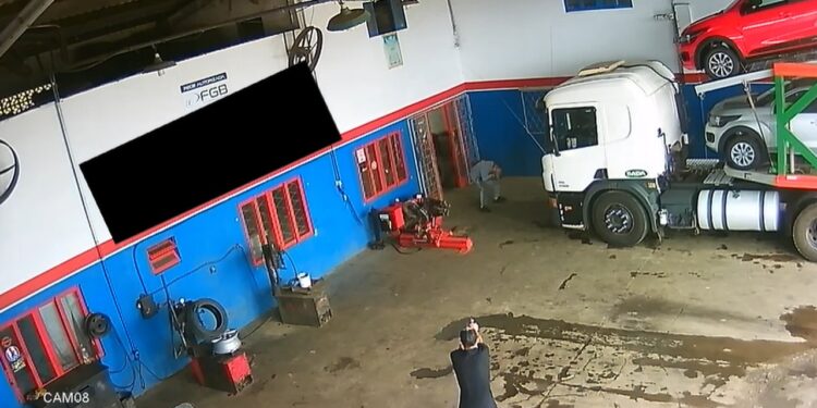 [VÍDEO] Homem morre após ser baleado em posto de combustíveis em Barra Velha