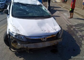 Motorista fica ferido após capotar carro em Schroeder