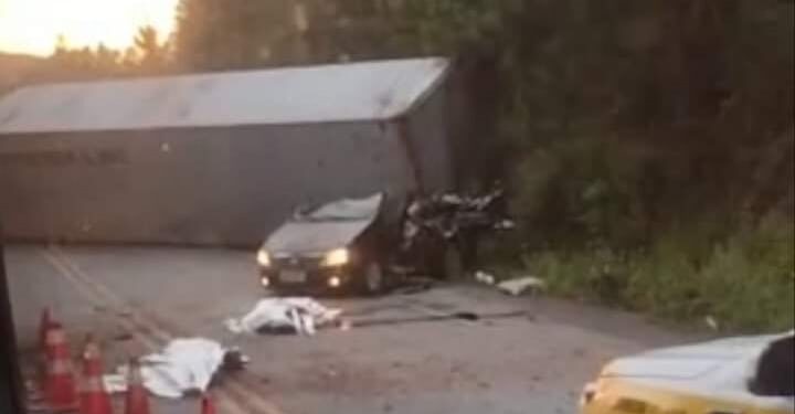 [Fotos] Container de caminhão se solta, bate em carro e mulher e homem morrem na SC-415, em Itapoá