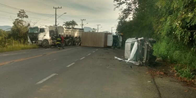 [Vídeo] Colisão envolvendo carreta, caminhão e carro bloqueia Rodovia do Arroz