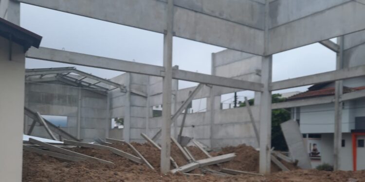 Estrutura pré-moldada cai sobre casa em Jaraguá do Sul