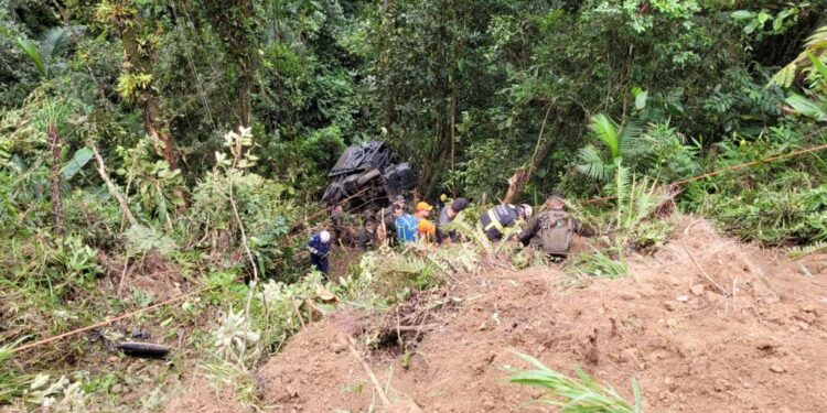 Caminhão do Exército cai em ribanceira em Blumenau