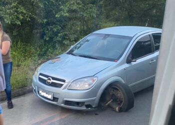 Motociclista fica ferida após colisão com carro em Schroeder