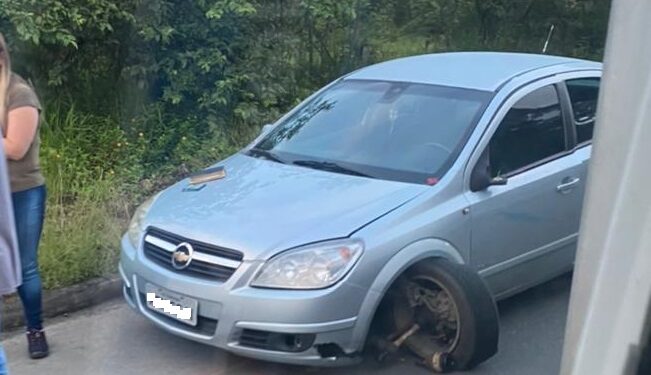 Motociclista fica ferida após colisão com carro em Schroeder