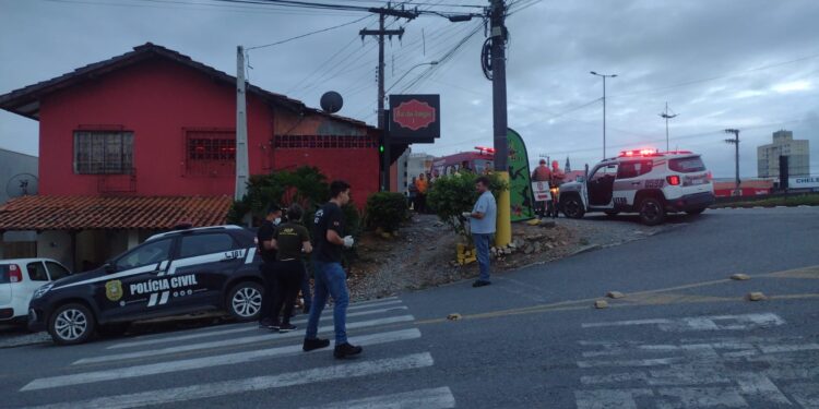 Segurança é morto a tiros em frente a boate em Barra Velha