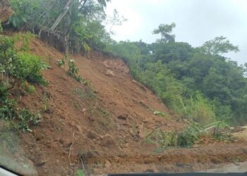 Rua de Jaraguá do Sul fica parcialmente interditada após queda de barreira