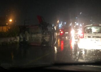 Carro capota na BR-280, em Guaramirim