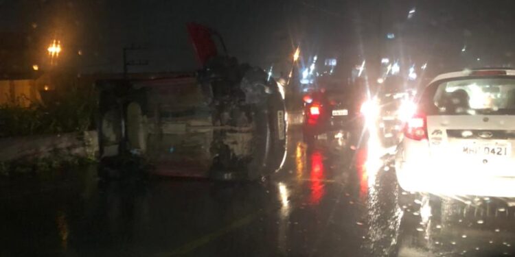 Carro capota na BR-280, em Guaramirim