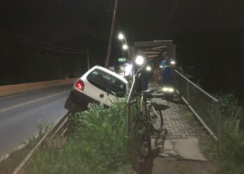 Carro fica preso na Ponte do Portal, entre Guaramirim e Jaraguá