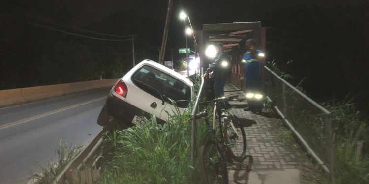Carro fica preso na Ponte do Portal, entre Guaramirim e Jaraguá