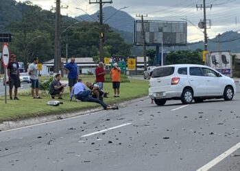 Dois carros se envolvem em acidente na BR-280, em Jaraguá do Sul