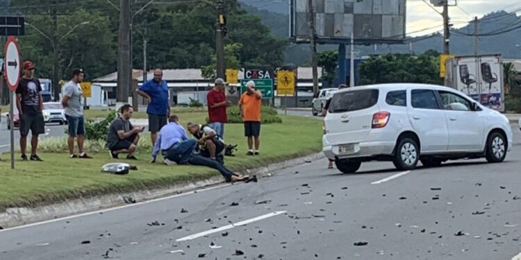 Dois carros se envolvem em acidente na BR-280, em Jaraguá do Sul