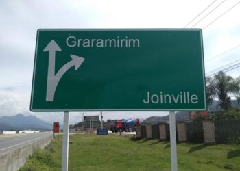 Erro em placa chama atenção de motoristas na BR-280, em “Graramirim”