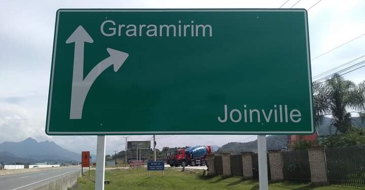 Erro em placa chama atenção de motoristas na BR-280, em “Graramirim”