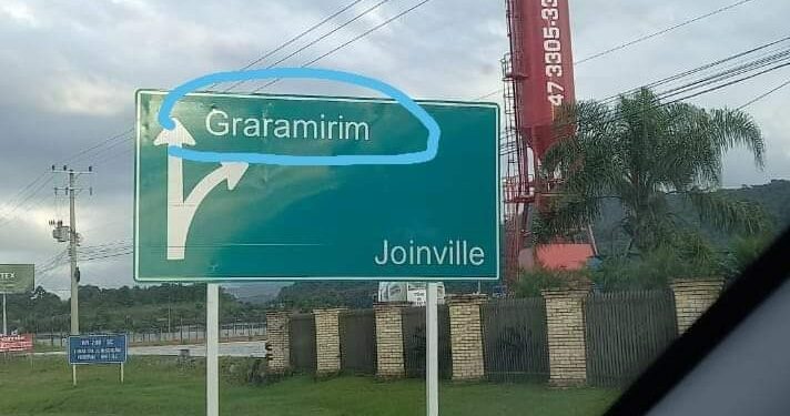 Erro em placa chama atenção de motoristas na BR-280, em “Graramirim”