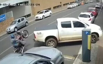 [Vídeo] Homem que empinava moto colide contra carro em SC