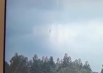 [Vídeo] Avião de companhia aérea chinesa cai com 132 pessoas a bordo