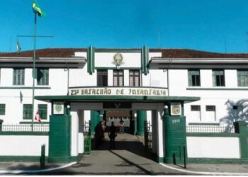 Caminhão do Exército cai em ribanceira em Blumenau