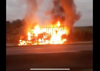 [Vídeo] Caminhão pega fogo e fica destruído na BR-101