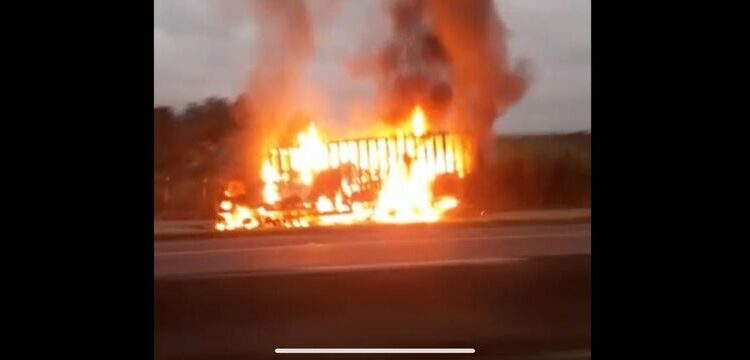 [Vídeo] Caminhão pega fogo e fica destruído na BR-101