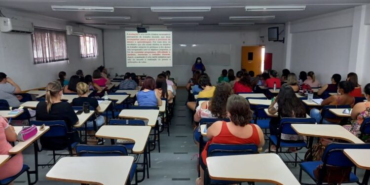 Cerca de 300 professores da rede municipal passam por formação em Guaramirim